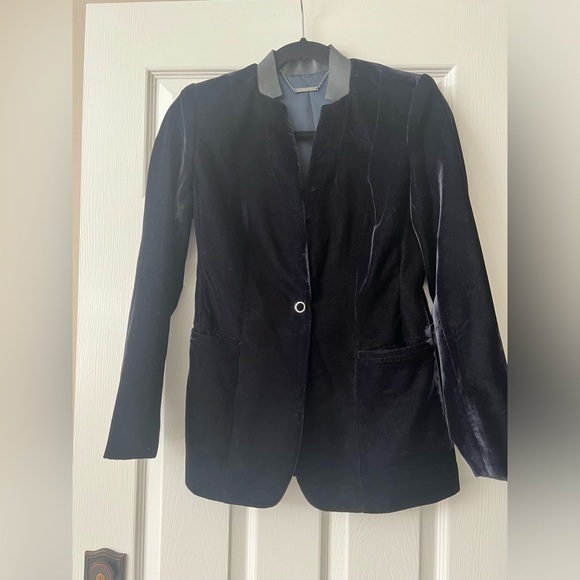 Elie Tahari Jackets & Blazers - ELLIE TAHARI MIDNIGHT VELVET BLUE WITH LEATHER COLLAR BLAZER SIZE XS
